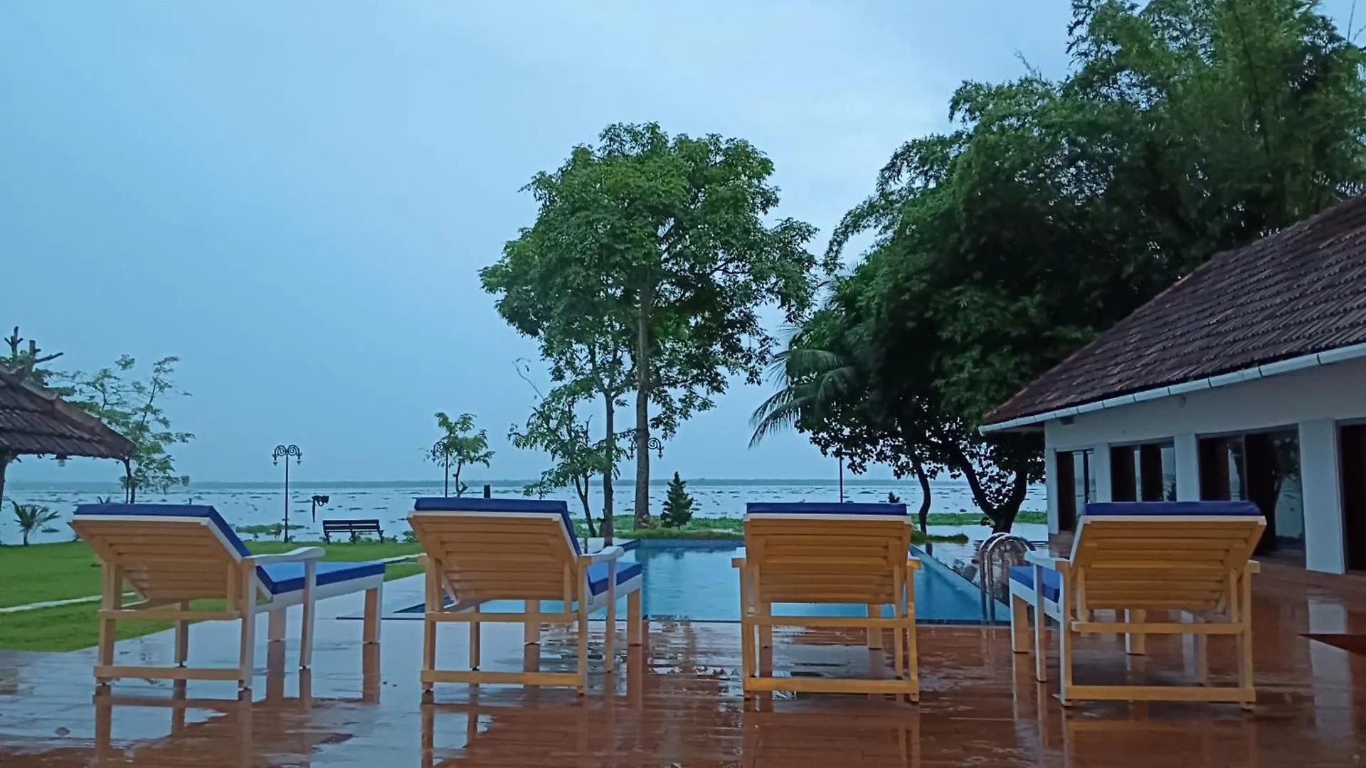 Shantitheeram Ayurveda Lakeside Heritage Resort Alappuzha Indie