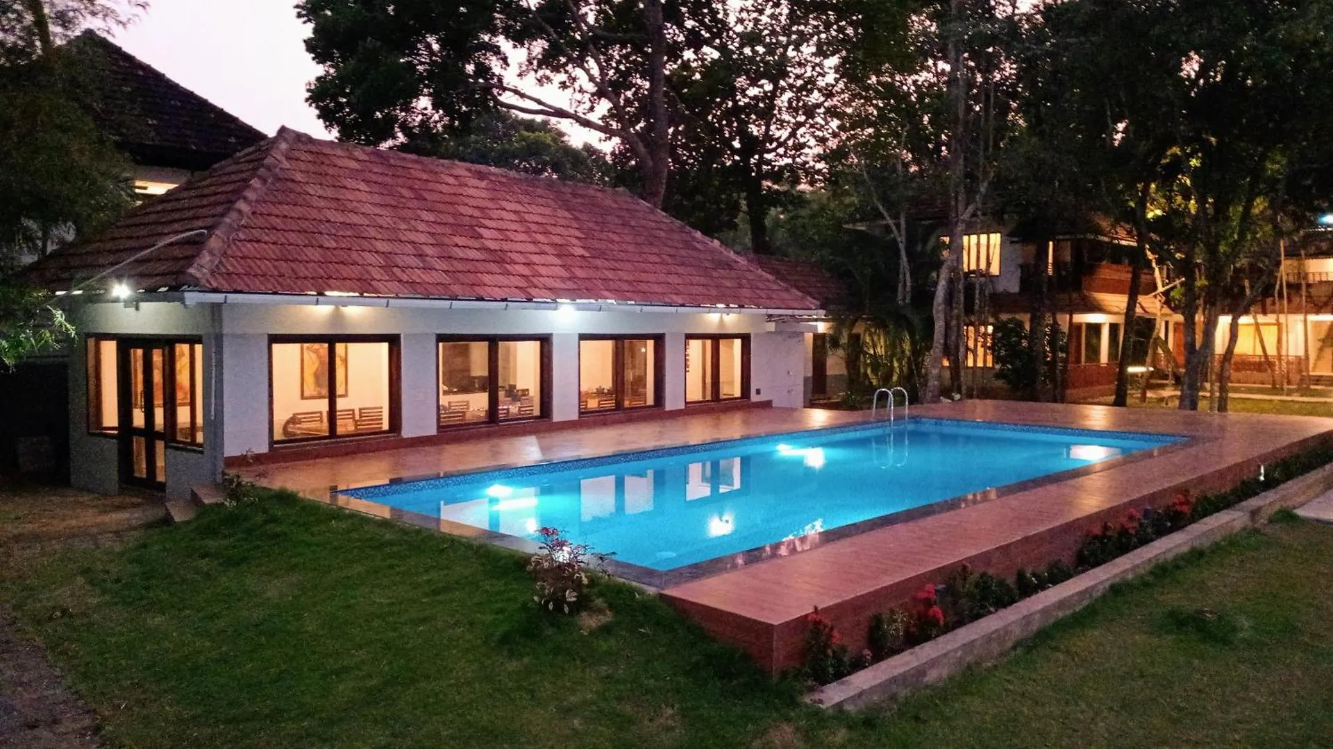 Shantitheeram Ayurveda Lakeside Heritage Resort Alappuzha